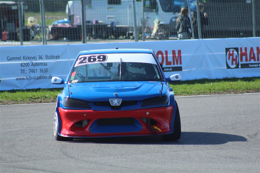 Kim Kønig #269 fik desværre en kort weekend på grund af tekniske problemer. Men forhåbentlig er den vilde Peugeot 306 GTI snart på banen igen.
(Foto: JJ Media)